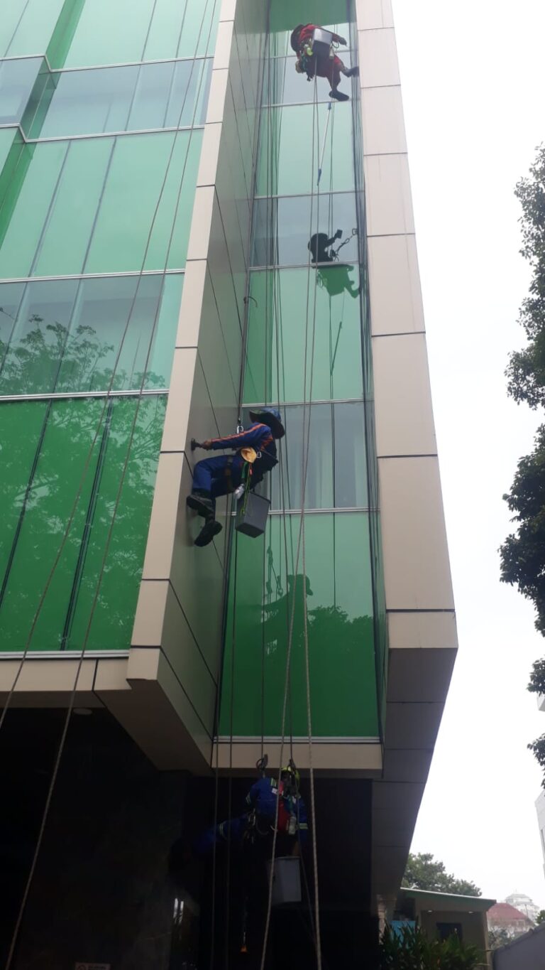 Tim rope access bekerja pada area gedung yang sulit dijangkau