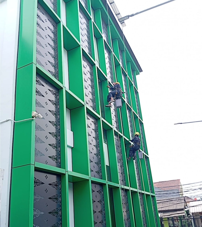 Teknisi melakukan pekerjaan gedung bertingkat menggunakan rope access