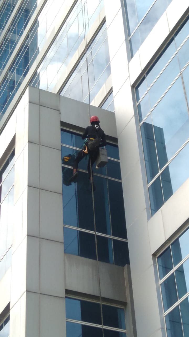 Dokumentasi tim rope access pada area luar gedung bertingkat