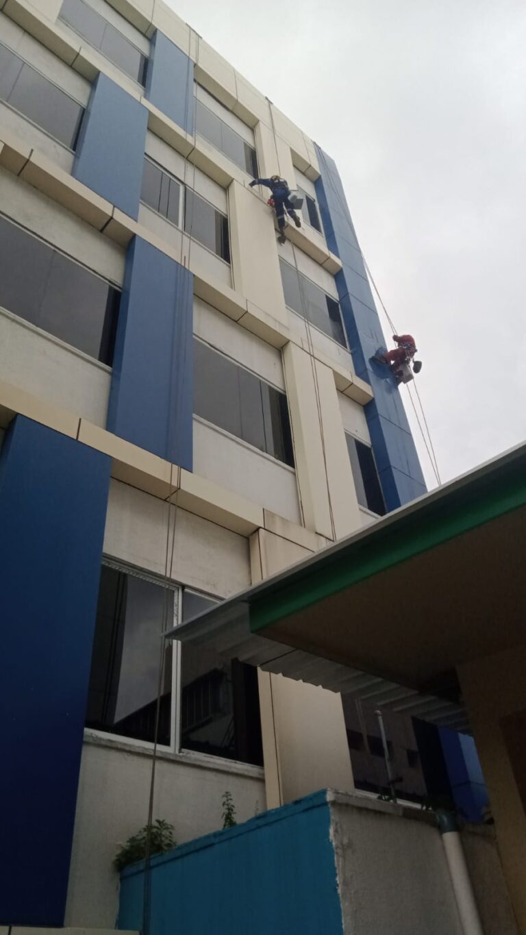 Dokumentasi pekerjaan rope access pada gedung bertingkat