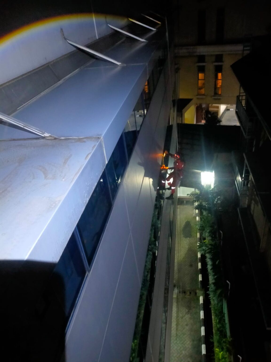 Dokumentasi proyek rope access malam hari pada gedung bertingkat