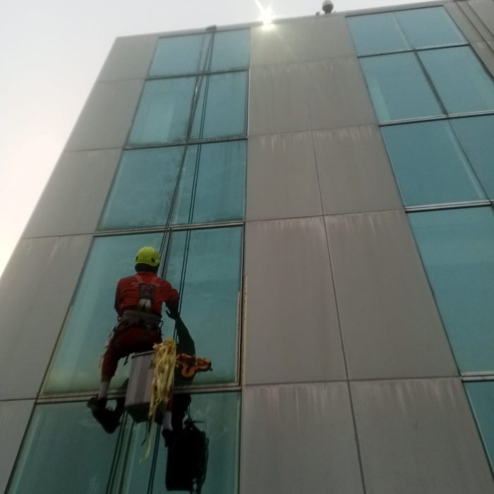 Jasa Pembersih Kaca Gedung