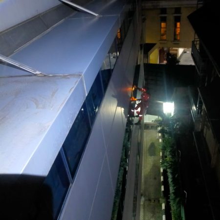 Pembersihan ACP Gedung