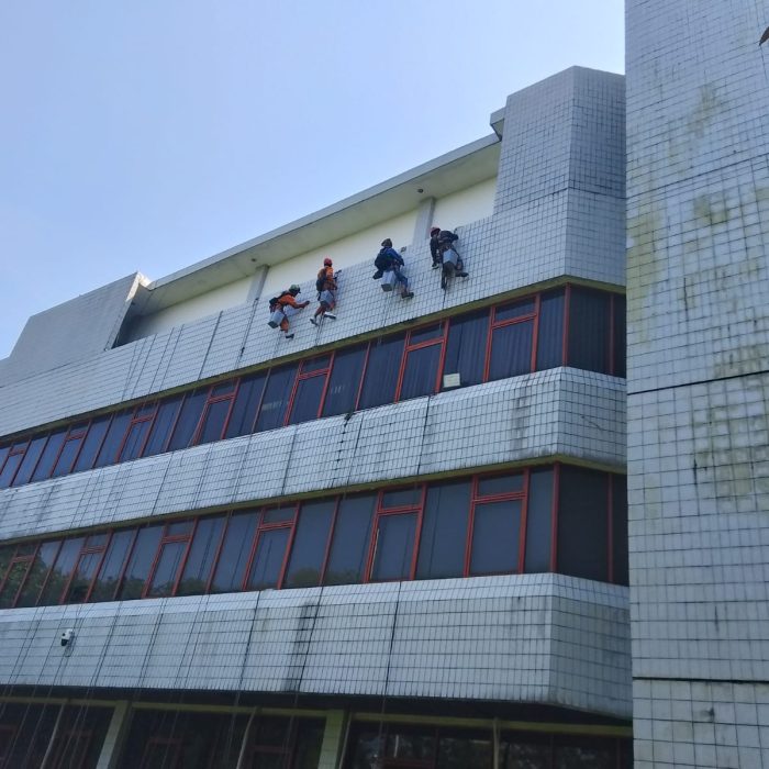 jasa Pembersihan dinding Keramik Gedung